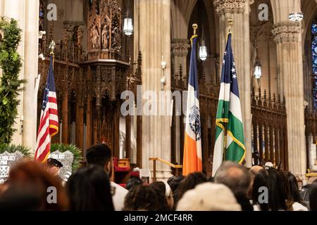 New York, Usa. 21. Januar 2023. Atmosphäre während der Gedenkmesse in St. Patrick's Cathedral. Vor einem Jahr wurden zwei Polizisten, Rivera und Mora, in Ausübung ihres Dienstes getötet. An der Messe nahmen auch Bürgermeister Eric Adams, Polizeikommissar Keechant Sewell, Abteilungsleiter Jeffrey Maddrey und Kongressabgeordneter Adriano Espaillat Teil. (Foto: Lev Radin/Pacific Press) Kredit: Pacific Press Media Production Corp./Alamy Live News Stockfoto