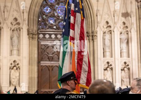 New York, Usa. 21. Januar 2023. Atmosphäre während der Gedenkmesse in St. Patrick's Cathedral. Vor einem Jahr wurden zwei Polizisten, Rivera und Mora, in Ausübung ihres Dienstes getötet. An der Messe nahmen auch Bürgermeister Eric Adams, Polizeikommissar Keechant Sewell, Abteilungsleiter Jeffrey Maddrey und Kongressabgeordneter Adriano Espaillat Teil. (Foto: Lev Radin/Pacific Press) Kredit: Pacific Press Media Production Corp./Alamy Live News Stockfoto