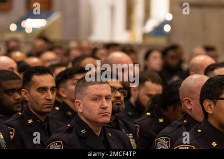 New York, Usa. 21. Januar 2023. Atmosphäre während der Gedenkmesse in St. Patrick's Cathedral. Vor einem Jahr wurden zwei Polizisten, Rivera und Mora, in Ausübung ihres Dienstes getötet. An der Messe nahmen auch Bürgermeister Eric Adams, Polizeikommissar Keechant Sewell, Abteilungsleiter Jeffrey Maddrey und Kongressabgeordneter Adriano Espaillat Teil. (Foto: Lev Radin/Pacific Press) Kredit: Pacific Press Media Production Corp./Alamy Live News Stockfoto