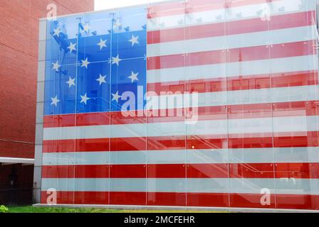Eine vollständige Nachbildung des Star Spangled Banner, der Flagge, die die Nationalhymne inspirierte, befindet sich im Star Spangled Banner Home, Stockfoto