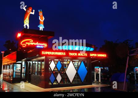 Zwei große Hot Dogs stehen auf dem Superdawg, einem der legendären Hot Dog Stände Chicagos Stockfoto