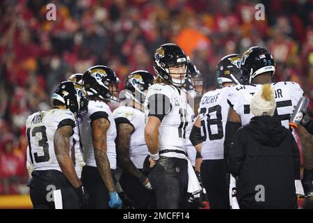 Kansas City, Usa. 21. Januar 2023. Jacksonville Jaguars Quarterback Trevor Lawrence (16) trifft sich während einer TV-Zeitüberschreitung in der zweiten Hälfte des Playoff-Spiels der AFC Division im Arrowhead Stadium in Kansas City, Missouri, am Samstag, den 21. Januar 2023. Foto: Kyle Rivas/UPI Credit: UPI/Alamy Live News Stockfoto