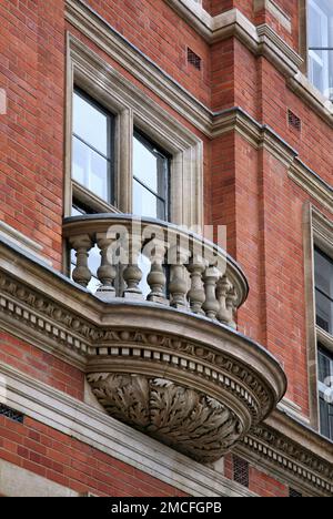 Juliet Balkon im alten Apartmentgebäude Stockfoto