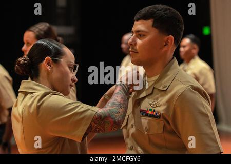 USA Navy Petty Officer Second Class Victoria Arvizu, ein Einsatzspezialist, der dem Guided-Raketenkreuzer USS Cowpens (CG 63), Kittel U.S., zugewiesen ist Navy Hospital Corpsman dritte Klasse Victor Loreto, ein Sanitäter mit Combat Logistics Battalion 11, Combat Logistics Regiment 17, 1. Marine Logistics Group, auf den Rang des Petty Officers zweite Klasse während einer frockigen Zeremonie in Camp Pendleton, Kalifornien, 30. Juni 2022. Bei einer tollen Zeremonie werden Matrosen, die für den nächsten Rang ausgewählt wurden, frühzeitig anerkannt. Stockfoto