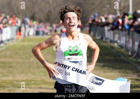 Leo Young aka Emilio Young von der Newbury Park High School feiert, nachdem er das U20-Rennen der Männer in 23:46,8, während der USA Cross Country Championships, Samstag, 21. Januar 2023, in Richmond, Virginia, gewonnen hat Stockfoto