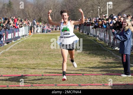 Leo Young aka Emilio Young von der Newbury Park High School feiert, nachdem er das U20-Rennen der Männer in 23:46,8, während der USA Cross Country Championships, Samstag, 21. Januar 2023, in Richmond, Virginia, gewonnen hat Stockfoto