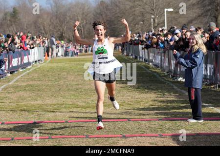 Leo Young aka Emilio Young von der Newbury Park High School feiert, nachdem er das U20-Rennen der Männer in 23:46,8, während der USA Cross Country Championships, Samstag, 21. Januar 2023, in Richmond, Virginia, gewonnen hat Stockfoto