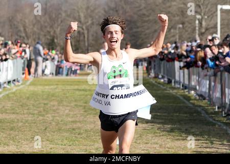 Leo Young aka Emilio Young von der Newbury Park High School feiert, nachdem er das U20-Rennen der Männer in 23:46,8, während der USA Cross Country Championships, Samstag, 21. Januar 2023, in Richmond, Virginia, gewonnen hat Stockfoto