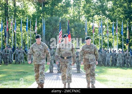 Oberst Mark E. Huhtanen, ausgehender 193. Befehlshaber der Infanterie-Brigade, links, Brigade. General Patrick R. Michaels, Fort Jackson kommandierender General, Center, und Oberst Scott C. White, 193. Inf. Bde. Kommandant rechts, kehren Sie nach dem feierlichen Ablegen der Brigadefarben zu ihren Sitzen zurück. Soldaten, hochrangige Führer, Zivilisten und ihre Familien begrüßten und verabschiedeten sich von den Befehlshabern während der Zeremonie zum Kommandowechsel im Juni 30 im Victory Field. Stockfoto