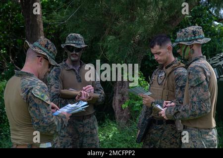 USA Marines mit Battalion Landing Team 2/5, 31. Marine Expeditionary Unit, diskutieren Missionspläne während einer Zone Aufklärungsübung in Kin Blue, Okinawa, Japan, 30. Juni 2022. Die Schulungsveranstaltung wurde durchgeführt, um die Kommunikation und die Effizienz der Mission zwischen den Einheiten in Vorbereitung auf potenzielle Szenarien aus der Praxis zu verbessern. Die MEU von 31., die einzige fortlaufend nach vorn verlegte MEU des Marine Corps, bietet eine flexible und tödliche Truppe, die bereit ist, als führende Krisenreaktionstruppe in der Region Indo-Pazifik ein breites Spektrum militärischer Operationen durchzuführen. Stockfoto