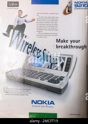 Nokia 9210 Communicator-Werbung im TIME Magazine – 30. Juli 2001. Werbung für Mobiltelefone. Handywerbung alt. Erste Handywerbung. Stockfoto