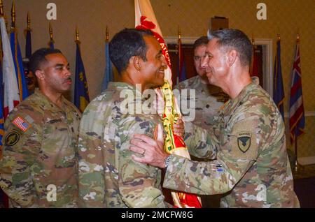 FORT MEADE, MD - Oberst Christopher M. Nyland, rechts, der Garnisonskommandeur der US-Armee Garrison Meade, gibt Leutnant Chaveso Cook, dem neuen Hauptquartierkommandanten, ermutigende Weisheiten während einer offiziellen Zeremonie zum Kommandowechsel hier am 30. Juni. Die Zeremonie zum Kommandowechsel ist ein ehrenhaftes Ereignis, das die Bedeutung der Tradition und die Ernsthaftigkeit des Kommandos unterstreicht. Stockfoto