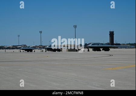 Drei B-2 Spirit-Tarnbomber, zugewiesen zur Whiteman Air Force Base, Missouri, bereiten sich auf den Start vor, 30. Juni 2022. Der B-2 Spirit ist ein Mehrrollenbomber, der sowohl konventionelle als auch nukleare Munition transportieren kann. Stockfoto