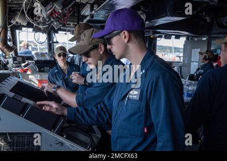 KIEL, Deutschland (30. Juni 2022) LT. Kalob Bishop, Right, und Fähnrich Arron Haynos, dem Landungsschiff USS Gunston Hall der Inselklasse Whidbey (LSD 44) zugeteilt, stehen Wache während eines Meeres und Ankerplatzes, 30. Juni 2022. Gunston Hall ist Teil der Kearsarge Amphibious Ready Group und hat die 22. Marine Expeditionary Unit unter dem Kommando und der Kontrolle der Task Force 61/2 zu einem geplanten Einsatz in den USA an Bord genommen Marinestreitkräfte Europa Einsatzgebiet, angestellt von den USA Sechste Flotte, die die Interessen der USA, Verbündeten und Partner verteidigt. Stockfoto