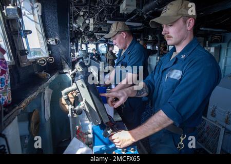 KIEL, Deutschland (30. Juni 2022) Gunner’s Mate 2. Class Branden Haberek, Left, und Gunner’s Mate 2. Class Deveon Charlton, dem Dock-Landungsschiff Whidbey Island-Class USS Gunston Hall (LSD 44) zugewiesen, Stand Wache während eines Meeres und Ankerplatzes, 30. Juni 2022. Gunston Hall ist Teil der Kearsarge Amphibious Ready Group und hat die 22. Marine Expeditionary Unit unter dem Kommando und der Kontrolle der Task Force 61/2 zu einem geplanten Einsatz in den USA an Bord genommen Marinestreitkräfte Europa Einsatzgebiet, angestellt von den USA Sechste Flotte, die die Interessen der USA, Verbündeten und Partner verteidigt. Stockfoto