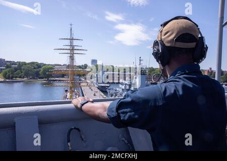 KIEL, Deutschland (30. Juni 2022) Quartiermeister 3. Klasse Kaevon Dutchatellier, dem Landungsschiff USS Gunston Hall der Inselklasse Whidbey (LSD 44) zugeteilt, steht während eines Meeres und Ankerplatzes Wache, 30. Juni 2022. Gunston Hall ist Teil der Kearsarge Amphibious Ready Group und hat die 22. Marine Expeditionary Unit unter dem Kommando und der Kontrolle der Task Force 61/2 zu einem geplanten Einsatz in den USA an Bord genommen Marinestreitkräfte Europa Einsatzgebiet, angestellt von den USA Sechste Flotte, die die Interessen der USA, Verbündeten und Partner verteidigt. Stockfoto