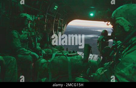 USA Soldaten des 1. Bataillons, des 69. Infanterie-Regiments, New York Army National Guard, fliegen auf dem Rücksitz eines CH-47 Chinook Hubschraubers während einer Trainingsübung in Fort Drum, Juni 30. Das 69. Regiment führt in Fort Drum ein Prämobilisationstraining durch, um einen bevorstehenden Einsatz am Horn von Afrika vorzubereiten. Stockfoto