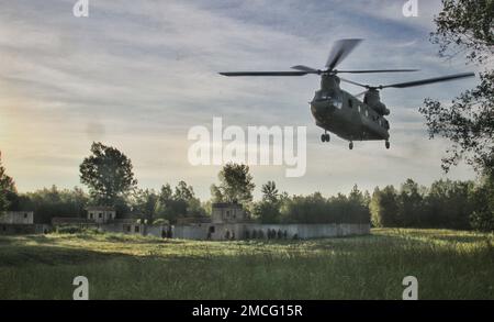 Ein Hubschrauber der New York Army National Guard CH-47, der im B-Kompanie 3. Bataillon, 126. Aviation Regiment, fegiert ist, landet auf einem Trainingsgelände während einer Übung in Fort Drum, Juni 30. Während des Trainings besetzten und verteidigten Soldaten des 1. Bataillons, des 69. Infanterie-Regiments der New Yorker Nationalgarde eine Position gegen eine feindliche Truppe. Das 69. Regiment führt in Fort Drum ein Prämobilisationstraining durch, um einen bevorstehenden Einsatz am Horn von Afrika vorzubereiten. Stockfoto