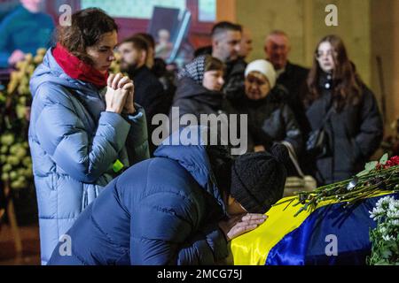 Kiew, Ukraine. 21. Januar 2023. Angehörige trauern in der Nähe des Sarges während einer Gedenkfeier für den ukrainischen Innenminister Denys Monastyrskyi, seinen Stellvertreter und Beamte, die beim Hubschrauberabsturz in Brovary bei Kiew starben. (Foto: James McGill/SOPA Images/Sipa USA) Guthaben: SIPA USA/Alamy Live News Stockfoto