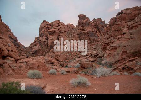 Der Valley of Fire State Park bietet viele fantastische Sandsteinformationen in der Nähe von Las Vegas, NV, USA. Stockfoto