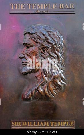 Sir William Temple Bronzeskulptur, vor dem Temple Bar Pub, 47-48 Temple Bar, Dublin 2, D02 N725, Irland Stockfoto