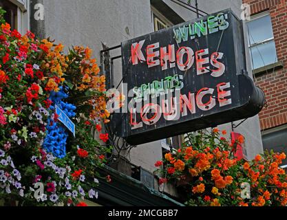 Kehoes Lounge Pub-Schild in Neon, Wine & Spirits, traditionelles irisches Wasserloch, 9 Anne St S, Dublin, Eire, D02 NY88, Irland Stockfoto