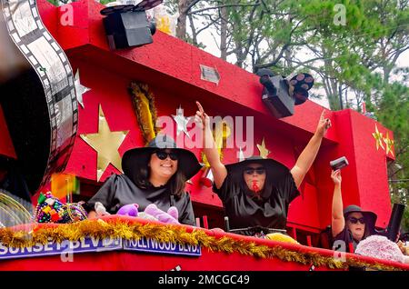 Mitglieder von Krewe de la Dauphine fahren auf einem Mardi Gras Floß während der Krewe de la Dauphine Mardi Gras Parade am 21. Januar 2023 auf Dauphin Island, Alabama. Stockfoto