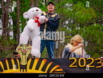 Mitglieder von Krewe de la Dauphine fahren auf einem Mardi Gras Floß während der Krewe de la Dauphine Mardi Gras Parade am 21. Januar 2023 auf Dauphin Island, Alabama. Stockfoto