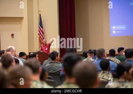 PEARL HARBOR (1. Juli 2022) – Mitglieder der Streitkräfte aus Partnerländern führen im Rahmen von Rim of the Pacific (RIMPAC) 2022 ein Aussichtstraining für Meeressäuger durch. Von Juni 29 bis August 4 nehmen an der RIMPAC 25.000 Nationen, 38 Schiffe, vier U-Boote, mehr als 170 Flugzeuge und Mitarbeiter auf und um die hawaiianischen Inseln und Südkalifornien Teil. RIMPAC ist die weltweit größte internationale Seefahrt-Übung und bietet eine einzigartige Ausbildungsmöglichkeit, während gleichzeitig die kooperativen Beziehungen zwischen den Teilnehmern gefördert und aufrechterhalten werden, die für die Gewährleistung der Sicherheit von Seeschiffen und der Sicherheit auf der Welt von entscheidender Bedeutung sind Stockfoto