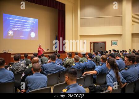 PEARL HARBOR (1. Juli 2022) – Mitglieder der Streitkräfte aus Partnerländern führen im Rahmen von Rim of the Pacific (RIMPAC) 2022 ein Aussichtstraining für Meeressäuger durch. Von Juni 29 bis August 4 nehmen an der RIMPAC 25.000 Nationen, 38 Schiffe, vier U-Boote, mehr als 170 Flugzeuge und Mitarbeiter auf und um die hawaiianischen Inseln und Südkalifornien Teil. RIMPAC ist die weltweit größte internationale Seefahrt-Übung und bietet eine einzigartige Ausbildungsmöglichkeit, während gleichzeitig die kooperativen Beziehungen zwischen den Teilnehmern gefördert und aufrechterhalten werden, die für die Gewährleistung der Sicherheit von Seeschiffen und der Sicherheit auf der Welt von entscheidender Bedeutung sind Stockfoto