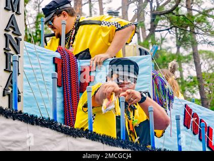 Mitglieder von Krewe de la Dauphine fahren auf einem Mardi Gras Floß während der Krewe de la Dauphine Mardi Gras Parade am 21. Januar 2023 auf Dauphin Island, Alabama. Stockfoto