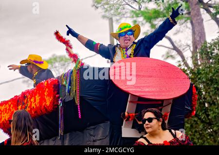 Mitglieder von Krewe de la Dauphine fahren auf einem Mardi Gras Floß während der Krewe de la Dauphine Mardi Gras Parade am 21. Januar 2023 auf Dauphin Island, Alabama. Stockfoto