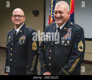 Kürzlich pensionierte 1. Sergeant James S. ward, Left, und Sergeant 1. Class James Greco, rechts, lachen bei den Proben für ihre Ruhestandszeremonie am 1. Juli im General George Patton Museum of Leadership in Fort Knox, Ky. Die 104. Training Division veranstaltete am 1. Juli im General George Patton Museum of Leadership, Fort Knox Kentucky - Command Sgt. Major Paul Mattingly, ward, 1. Sgt. William J. Henderson und Greco eine Zeremonie zu Ehren des Ruhestands von vier Soldaten mit mehr als 100 Jahren kombiniertem Dienst. Stockfoto