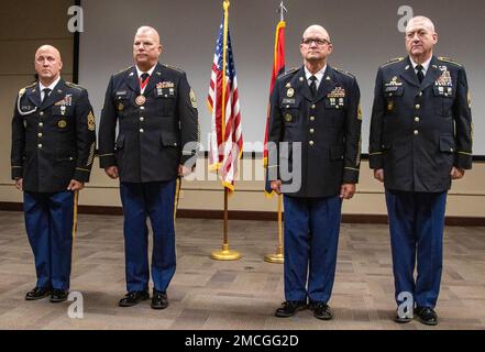 Die 104. Training Division veranstaltete im Juli 1 im General George Patton Museum of Leadership in Fort Knox Kentucky eine Zeremonie zu Ehren des Ruhestands von vier Soldaten mit mehr als 100 Jahren kombiniertem Dienst. Die ehrenwerten Rentner waren (von links) Kommandoleiter Major Paul Mattingly, 1. Sergeant William J. Henderson, 1. Sgt. James S. ward und Sgt. 1. Klasse James Greco. Stockfoto