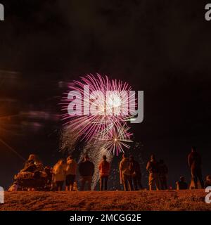 Familien, Soldaten und Gemeindemitglieder beobachten das Feuerwerk während des Fort Carson Freedom fest am 1. Juli 2022 im Iron Horse Park in Fort Carson, Colorado. Freedom fest ist eine jährliche Veranstaltung, die darauf ausgerichtet ist, Widerstandsfähigkeit zu stärken und die Moral in Fort Carson und mit der Gemeinschaft der nahegelegenen Städte und Städte zu stärken. Carson MWR, Colorado, Fort carson, Freedom fest, Unabhängigkeitstag, People First, Stockfoto