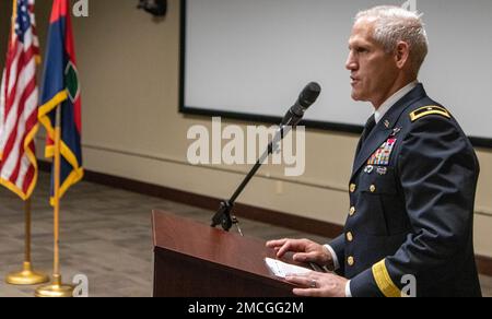 Brigg. General Rodney Fischer, kommandierender General, 104. Ausbildungsabteilung, spricht während einer Ruhestandszeremonie am 1. Juli im General George Patton Museum of Leadership, Fort Knox, Ky. Die 104. Training Division veranstaltete am 1. Juli im General George Patton Museum of Leadership, Fort Knox Kentucky - Kommandosgt. Major Paul Mattingly, 1., eine Zeremonie zu Ehren des Ruhestands von vier Soldaten mit mehr als 100 Jahren kombiniertem Dienst. Sgt. James S. ward, 1. Sgt. William J. Henderson und Sgt. 1. Class James Greco. Stockfoto