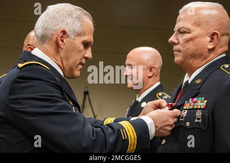 Brigg. General Rodney Fischer, kommandierender General, 104. Training Division, legt die Meritorious Service Medal auf 1. Sgt. William J. Henderson während einer Ruhestandszeremonie am 1. Juli im General George Patton Museum of Leadership, Fort Knox, Ky, fest. Die 104. Training Division veranstaltete am 1. Juli im General George Patton Museum of Leadership, Fort Knox Kentucky - Kommandosgt. Major Paul Mattingly, 1., eine Zeremonie zu Ehren des Ruhestands von vier Soldaten mit mehr als 100 Jahren kombiniertem Dienst. Sgt. James S. ward, Henderson und Sgt. 1. Klasse James Greco. Stockfoto