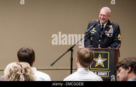 Sgt. 1. Klasse. (Pensioniert) James Greco lacht während seiner Ausführungen während einer Ruhestandszeremonie am 1. Juli im General George Patton Museum of Leadership, Fort Knox, Ky. Die 104. Training Division veranstaltete am 100 1. Juli im General George Patton Museum of Leadership, Fort Knox Kentucky - Kommandoleiter Major Paul Mattingly, 1. Sergeant James S. ward, 1. Sgt. William J. Henderson und Greco. Stockfoto