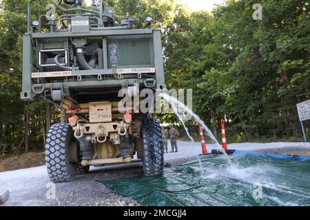 Soldaten der Einheiten innerhalb des 149. Manövers begannen mit dem Transport von Wasser vom Trade Water River zum Old City Lake in der Nähe von Marion. PLS-Fahrzeuge (Army Palletized Load System) beförderten täglich Lagertanks ohne Trinkwasser mit dem Ziel, bis zu 80.000 Gallonen Wasser in das Reservoir zu transportieren, um weniger Probleme mit Seen zu verursachen. Darüber hinaus wurde in der Old Marion Armory auch Wasser in Flaschen an die Bewohner der Stadt verteilt. Stockfoto