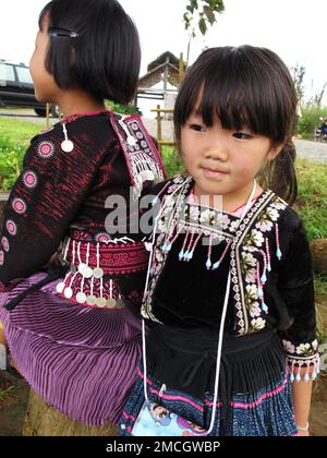 Kinder hmong-Stamm und Kind thai-karen ethnisch auf dem Bergberg des Dorfes Mon Jam und posieren Porträt für Fotospiele mit Reisenden im Chi Stockfoto