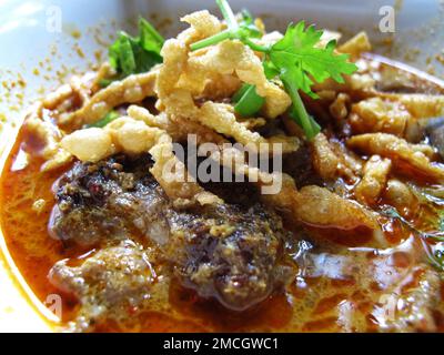 Lokale traditionelle thailändische Küche khao soi gai oder Küche nördliche thai-Kurrsuppe Nudeln mit Huhn servieren Gemüse Beilage auf Keramik Teller auf l Stockfoto