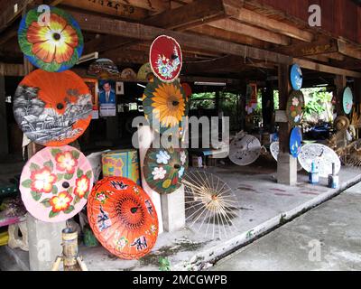 Bo Sang oder Bosang Regenschirmdorf und Souvenirladen für thai Reisende besuchen Sie und kaufen handgemachte Geschenke Kunsthandwerk Produkte und Kunsthandwerk Stockfoto