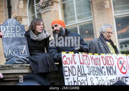 London, Großbritannien. 21. Januar 2023. Anhänger des verletzten Impfstoffes versammeln sich mit Plakaten und einem Banner, das vor den Gefahren der Covid-19-Impfung warnt, einschließlich Piers Corbyn (ganz rechts). Hunderte von der Freiheitsbewegung waren dabei, Unterstützung anzubieten und bewegte Berichte aus erster Hand über Leben und Gesundheit zu hören, die nach der COVID-19-Impfung ruiniert wurden. Eine stille Prozession, angeführt von einigen Verletzten im Rollstuhl, ging zur Downing Street, wo Hunderte von weißen Rosen über die Tore geworfen wurden. Kredit: SOPA Images Limited/Alamy Live News Stockfoto