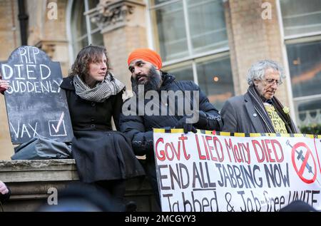 London, Großbritannien. 21. Januar 2023. Anhänger des verletzten Impfstoffes versammeln sich mit Plakaten und einem Banner, das vor den Gefahren der Covid-19-Impfung warnt, einschließlich Piers Corbyn (ganz rechts). Hunderte von der Freiheitsbewegung waren dabei, Unterstützung anzubieten und bewegte Berichte aus erster Hand über Leben und Gesundheit zu hören, die nach der COVID-19-Impfung ruiniert wurden. Eine stille Prozession, angeführt von einigen Verletzten im Rollstuhl, ging zur Downing Street, wo Hunderte von weißen Rosen über die Tore geworfen wurden. (Foto: Martin Pope/SOPA Images/Sipa USA) Guthaben: SIPA USA/Alamy Live News Stockfoto