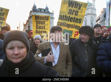 London, Großbritannien. 01. Januar 2000. Der ehemalige konservative Abgeordnete Andrew Bridgen nimmt an der Prozession zur Downing Street Teil, während Unterstützer Bretter und Schilder halten, die vor den Gefahren des Impfstoffes warnen. Hunderte von der Freiheitsbewegung waren dabei, Unterstützung anzubieten und bewegte Berichte aus erster Hand über Leben und Gesundheit zu hören, die nach der COVID-19-Impfung ruiniert wurden. Eine stille Prozession, angeführt von einigen Verletzten im Rollstuhl, ging zur Downing Street, wo Hunderte von weißen Rosen über die Tore geworfen wurden. (Foto: Martin Pope/SOPA Images/Sipa USA) Guthaben: SIPA USA/Alamy Live News Stockfoto