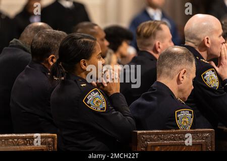 New York, New York, USA. 21. Januar 2023. Atmosphäre während der Gedenkmesse in St. Patrick's Cathedral. Vor einem Jahr wurden zwei Polizisten, Rivera und Mora, in Ausübung ihres Dienstes getötet. An der Messe nahmen auch Bürgermeister Eric Adams, Polizeikommissar Keechant Sewell, Abteilungsleiter Jeffrey Maddrey und Kongressabgeordneter Adriano Espaillat Teil. (Kreditbild: © Lev Radin/Pacific Press via ZUMA Press Wire) NUR ZUR REDAKTIONELLEN VERWENDUNG! Nicht für den kommerziellen GEBRAUCH! Stockfoto