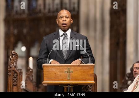 New York, New York, USA. 21. Januar 2023. Bürgermeister Eric Adams spricht während der Gedenkmesse in St. Patrick's Cathedral. Vor einem Jahr wurden zwei Polizisten, Rivera und Mora, in Ausübung ihres Dienstes getötet. An der Messe nahmen auch Bürgermeister Eric Adams, Polizeikommissar Keechant Sewell, Abteilungsleiter Jeffrey Maddrey und Kongressabgeordneter Adriano Espaillat Teil. (Kreditbild: © Lev Radin/Pacific Press via ZUMA Press Wire) NUR ZUR REDAKTIONELLEN VERWENDUNG! Nicht für den kommerziellen GEBRAUCH! Stockfoto