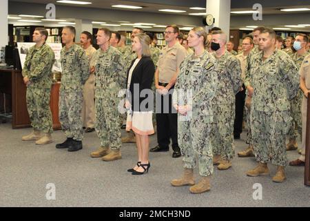 STENNIS SPACE CENTER, Mississippi - Aerographer's Mates (AGs) und andere treffen sich zusammen, um den Geburtstag des AG-Preises in der Naval Oceanography Library im Stennis Space Center zu feiern. Das Marine Meteorology and Oceanography Command leitet und überwacht mehr als 2.500 weltweit verteilte Militär- und Zivilpersonen, die Umweltinformationen sammeln, verarbeiten und auswerten, um Flotten und Joint Commanders in allen Kriegsgebieten zu helfen, schneller bessere Entscheidungen zu treffen als der Gegner. Stockfoto