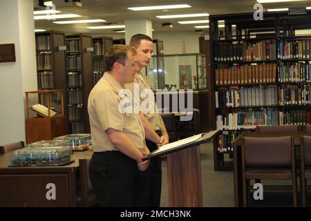 STENNIS SPACE CENTER, Mississippi - Aerographer's Mates (AGs) und andere treffen sich zusammen, um den Geburtstag des AG-Preises in der Naval Oceanography Library im Stennis Space Center zu feiern. Das Marine Meteorology and Oceanography Command leitet und überwacht mehr als 2.500 weltweit verteilte Militär- und Zivilpersonen, die Umweltinformationen sammeln, verarbeiten und auswerten, um Flotten und Joint Commanders in allen Kriegsgebieten zu helfen, schneller bessere Entscheidungen zu treffen als der Gegner. Stockfoto