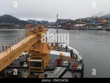 Die Crew der USA Coast Guard Oak führt den Cutter in den Hafen von Sisimiut, Grönland, 2. Juli 2022. Oak ist eine 225 Meter lange Seebooje, die aus Newport, Rhode Island, nach Hause gebracht wird. Zu Beginn der jährlichen Übung, Argus, besucht sie Sisimiut. USA Foto der Küstenwache von Petty Officer 2. Klasse Diana Sherbs. Stockfoto